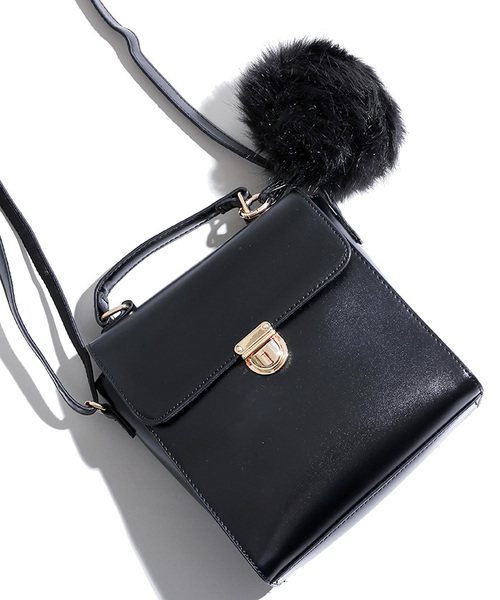 WEGO(ウィゴー)の「WEGO/ビッグポンポン付きショルダーバッグ(ショルダーバッグ・レディース・ブラウン/ブラック/レッド・FREE)」の2枚目の写真