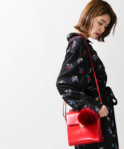 WEGO(ウィゴー)の「WEGO/ビッグポンポン付きショルダーバッグ(ショルダーバッグ・レディース・ブラウン/ブラック/レッド・FREE)」の11枚目の写真