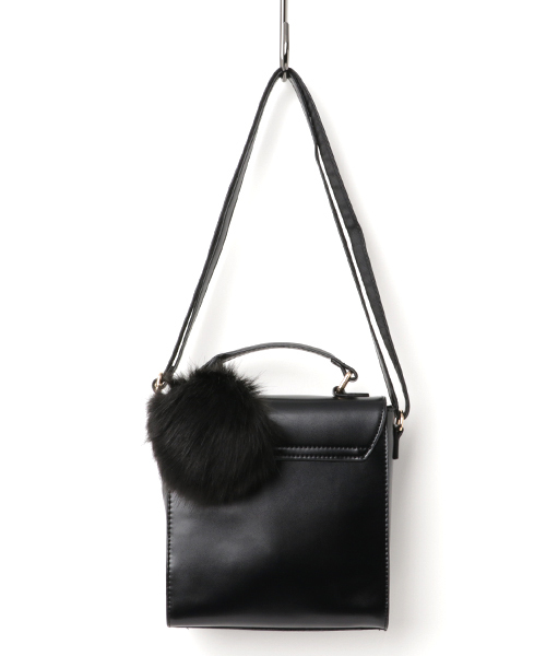 WEGO(ウィゴー)の「WEGO/ビッグポンポン付きショルダーバッグ(ショルダーバッグ・レディース・ブラウン/ブラック/レッド・FREE)」の4枚目の写真