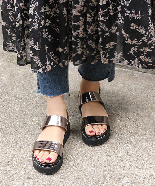 RANDA(ランダ)の「メタリックフットベッドサンダル(サンダル・レディース・シルバー/ゴールド/ピンクゴールド・LL/S/M/L)」の2枚目の写真