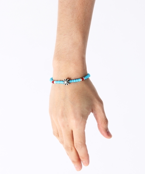 BEAMS（ビームス）の「ROSETTA PRAYER×BEAMS / 別注 コンチョ ブレスレット（ブレスレット・メンズ・インディゴブルー/その他1/レッド/ライトブルー/ブラック/オフホワイト・ONE SIZE）」の4枚目の写真