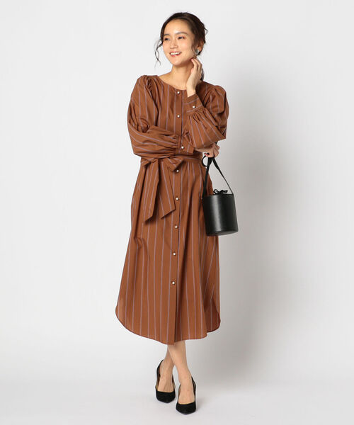 NOLLEY’S（ノーリーズ）の「共布リボン付パール釦シャツワンピース（シャツワンピース・レディース・ブラウン系その他3/ネイビー・38/36）」の2枚目の写真