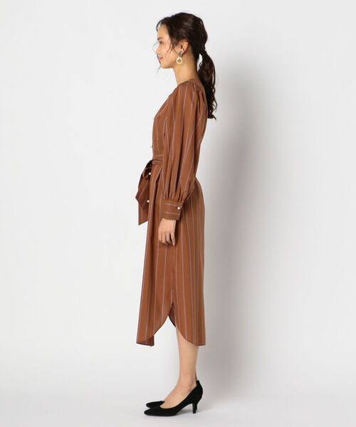 NOLLEY’S（ノーリーズ）の「共布リボン付パール釦シャツワンピース（シャツワンピース・レディース・ブラウン系その他3/ネイビー・38/36）」の5枚目の写真