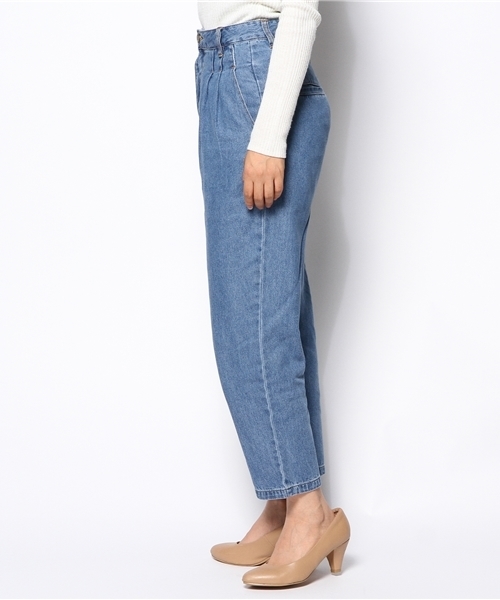 mystic(ミスティック)の「タックデニムパンツ(デニムパンツ・レディース・ブルー/ライトブルー・1/2)」の6枚目の写真