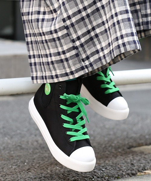 チチカカ（チチカカ）の「サイドゴア撥水スニーカー（スニーカー・レディース・ブラック/レッド/カーキ・MEDIUM/LARGE）」の2枚目の写真