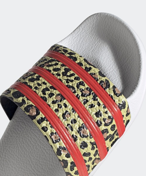 adidas（アディダス）の「アディレッタ サンダル [Adilette Slides] アディダスオリジナルス（サンダル・メンズ・ホワイト×レッド・22.5cm/23.5cm/24.5cm/25.5cm/26.5cm/27.5cm/28.5cm）」の6枚目の写真