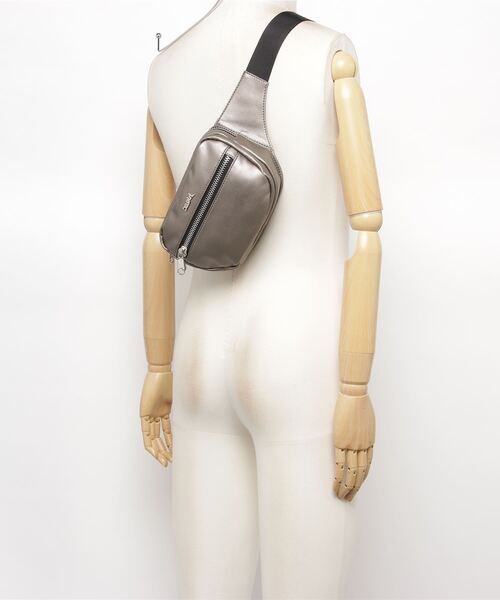 X-girl(エックスガール)の「FAUX LEATHER WAIST BAG(ボディバッグ/ウエストポーチ・レディース・ブラック/ベージュ/パープル・ONE SIZE)」の13枚目の写真