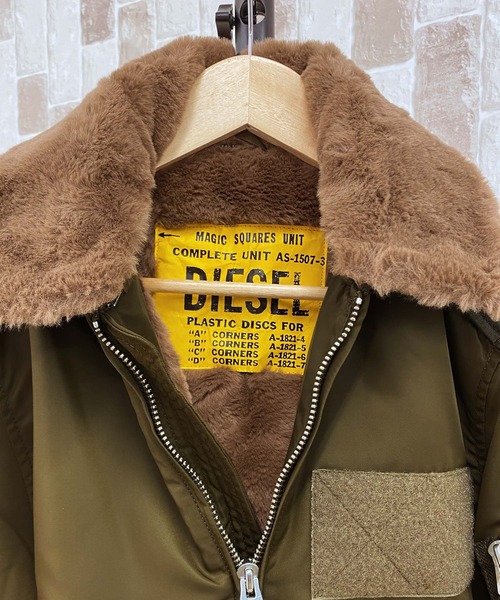 DIESEL（ディーゼル）の「裏フェイクムートン ミリタリー MA-1 ジャケット「J-SOULY-TYE」（MA-1・メンズ・カーキ・S）」の9枚目の写真