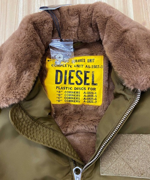 DIESEL（ディーゼル）の「裏フェイクムートン ミリタリー MA-1 ジャケット「J-SOULY-TYE」（MA-1・メンズ・カーキ・S）」の10枚目の写真