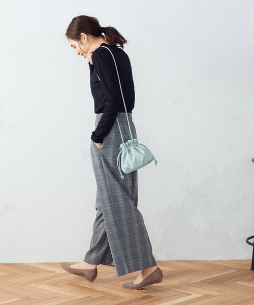 MONO COMME CA(モノコムサ)の「2WAY 巾着ポシェット(ショルダーバッグ・レディース・ブラック/ベージュ/シルバー/ミント・FREE)」の12枚目の写真