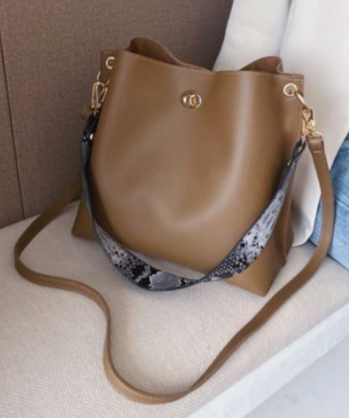 SETUP7（セットアップセブン）の「【SETUP7】メゾンスイッチフラップショルダーバッグ パイソン柄ショルダー LT ※（ショルダーバッグ・レディース・ブラック/ベージュ/ブラウン/ダークブラウン/アイボリー/グレイッシュベージュ/ブラウン系その他2・FREE）」の4枚目の写真