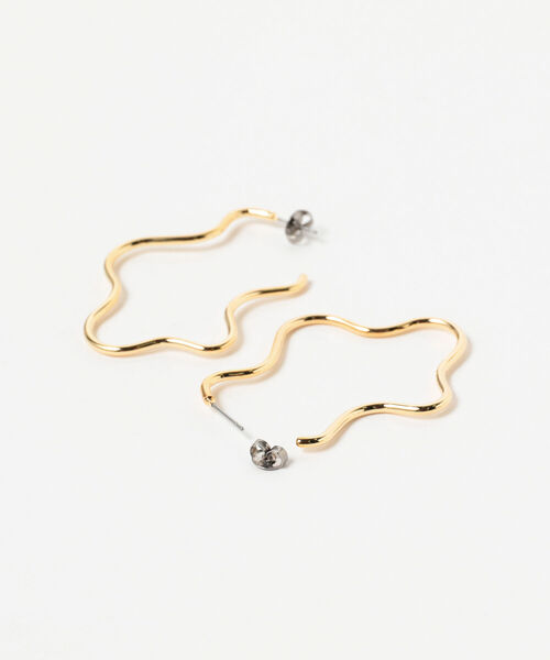 Ray BEAMS(レイビームス)の「Chalulu / ウェーブ フープ ピアス(ピアス(両耳用)・レディース・ゴールド・ONE SIZE)」の2枚目の写真