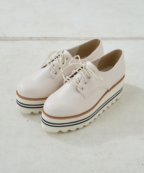 Chico（チコ）の「厚底配色レースアップローファー（ローファー・レディース・ブラック/ライトベージュ・LARGE/SMALL/MEDIUM）」の2枚目の写真