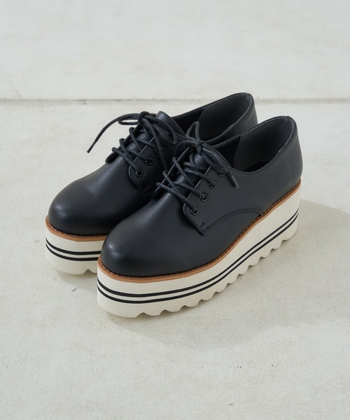 Chico（チコ）の「厚底配色レースアップローファー（ローファー・レディース・ブラック/ライトベージュ・LARGE/SMALL/MEDIUM）」の4枚目の写真