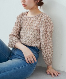 繊細さとヘルシーなシルエットで魅せる 袖タック花柄プリーツブラウス