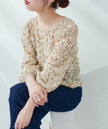 繊細さとヘルシーなシルエットで魅せる　袖タック花柄プリーツブラウス