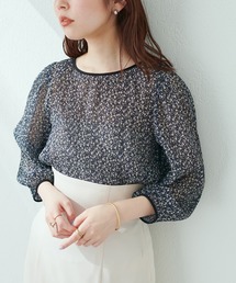 繊細さとヘルシーなシルエットで魅せる 袖タック花柄プリーツブラウス