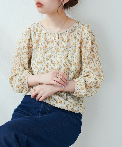 natural couture(ナチュラルクチュール)の「繊細さとヘルシーなシルエットで魅せる 袖タック花柄プリーツブラウス(シャツ/ブラウス・レディース・ブラック/オフホワイト/ピンクベージュ・FREE)」の4枚目の写真