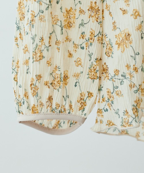 natural couture(ナチュラルクチュール)の「繊細さとヘルシーなシルエットで魅せる 袖タック花柄プリーツブラウス(シャツ/ブラウス・レディース・ブラック/オフホワイト/ピンクベージュ・FREE)」の8枚目の写真