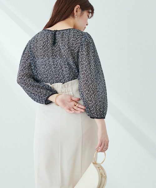 natural couture(ナチュラルクチュール)の「繊細さとヘルシーなシルエットで魅せる 袖タック花柄プリーツブラウス(シャツ/ブラウス・レディース・ブラック/オフホワイト/ピンクベージュ・FREE)」の11枚目の写真