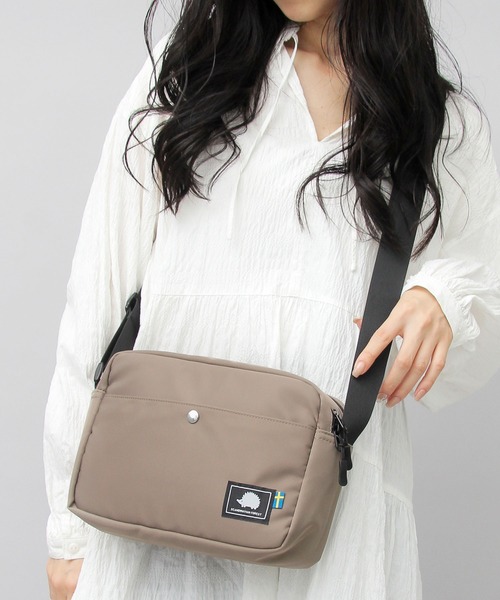 SCANDINAVIAN FOREST（スカンジナビアン・フォレスト）の「撥水ナイロン 軽量 スクエアシルエット ミニショルダーバッグ（ショルダーバッグ・レディース・ブラック/グレー/ベージュ/ベージュ系その他/ブラウン/ブルー/アイボリー・FREE）」の5枚目の写真