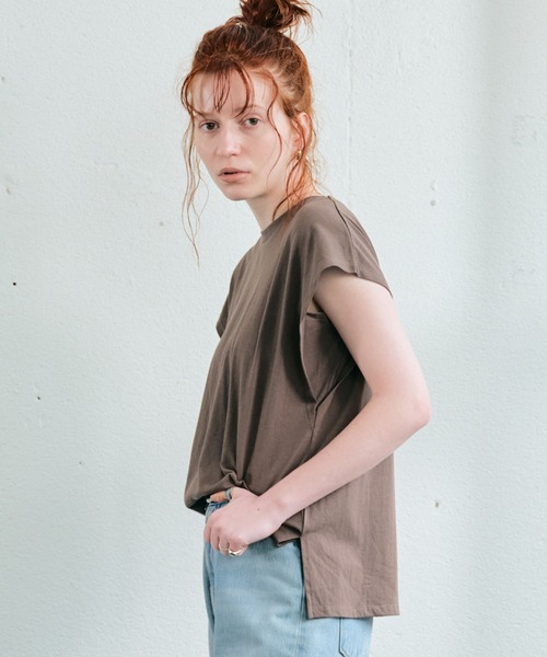 ECRIRE（エクリール）の「フレンチスリーブコットンTシャツ（Tシャツ/カットソー・レディース・ダークブラウン/パープル/オフホワイト・フリー）」の4枚目の写真