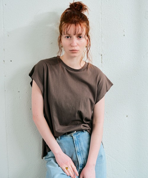 ECRIRE（エクリール）の「フレンチスリーブコットンTシャツ（Tシャツ/カットソー・レディース・ダークブラウン/パープル/オフホワイト・フリー）」の11枚目の写真