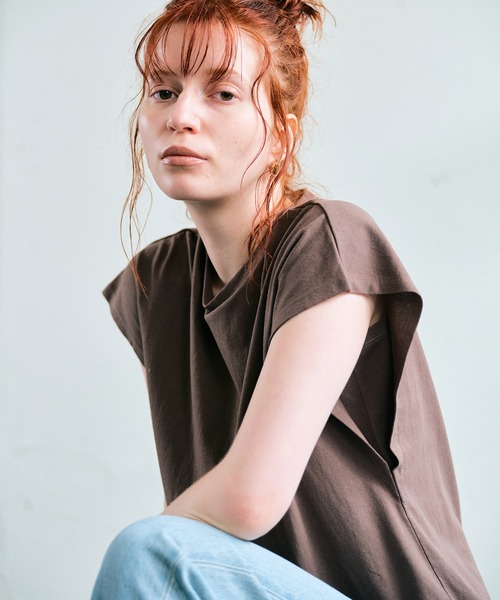 ECRIRE（エクリール）の「フレンチスリーブコットンTシャツ（Tシャツ/カットソー・レディース・ダークブラウン/パープル/オフホワイト・フリー）」の7枚目の写真