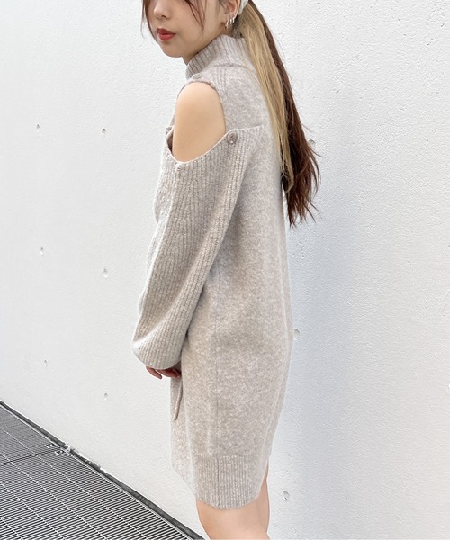 NOMAE(ノーマエ)の「オープンショルダーニットワンピース(ワンピース・レディース・イエロー/アイボリー/ブラック/ライトブラウン・FREE)」の4枚目の写真