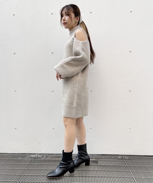 NOMAE(ノーマエ)の「オープンショルダーニットワンピース(ワンピース・レディース・イエロー/アイボリー/ブラック/ライトブラウン・FREE)」の8枚目の写真
