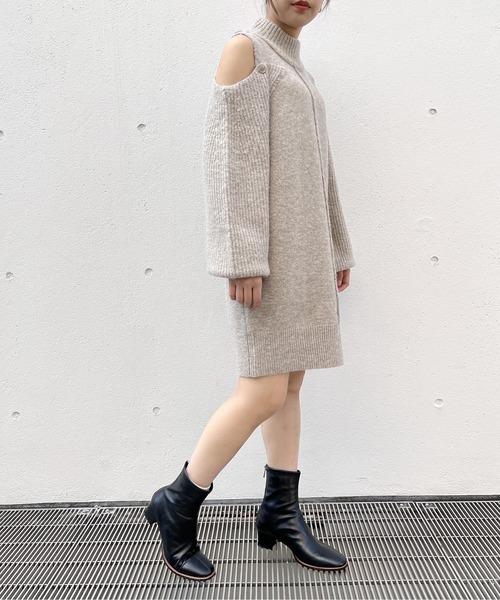 NOMAE(ノーマエ)の「オープンショルダーニットワンピース(ワンピース・レディース・イエロー/アイボリー/ブラック/ライトブラウン・FREE)」の10枚目の写真