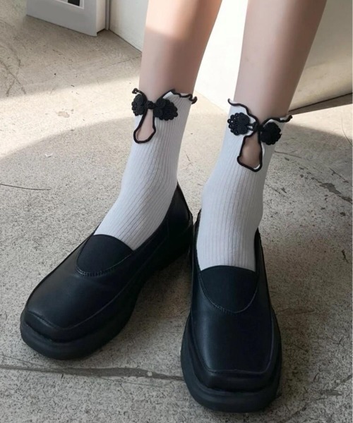 VIBGYOR(ヴィブジョー)の「【バーレスク】チャイナボタンスリットソックス(BQ)(ソックス/靴下・レディース・ホワイト/ブラック・FREE)」の1枚目の写真