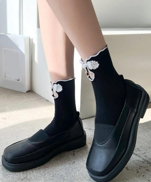 VIBGYOR(ヴィブジョー)の「【バーレスク】チャイナボタンスリットソックス(BQ)(ソックス/靴下・レディース・ホワイト/ブラック・FREE)」の2枚目の写真