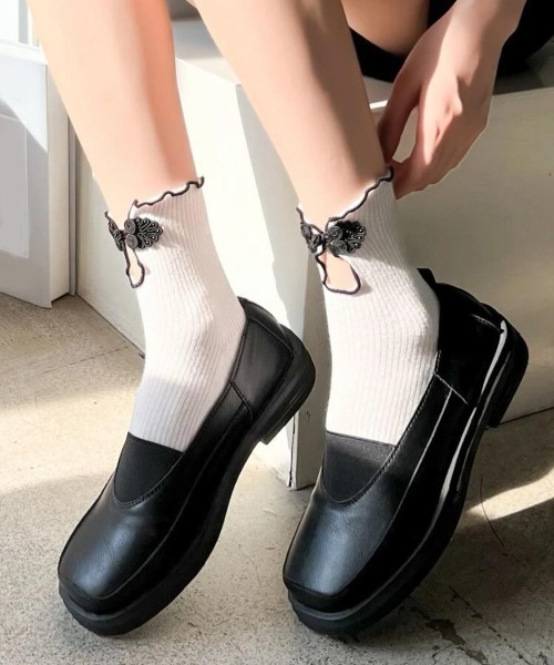 VIBGYOR(ヴィブジョー)の「【バーレスク】チャイナボタンスリットソックス(BQ)(ソックス/靴下・レディース・ホワイト/ブラック・FREE)」の9枚目の写真