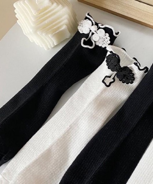 VIBGYOR(ヴィブジョー)の「【バーレスク】チャイナボタンスリットソックス(BQ)(ソックス/靴下・レディース・ホワイト/ブラック・FREE)」の11枚目の写真