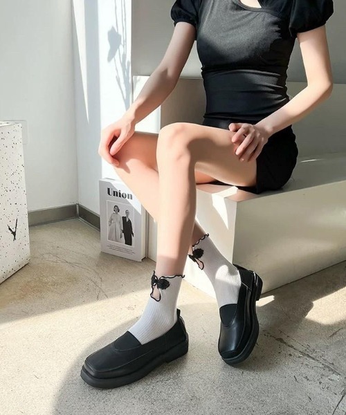 VIBGYOR(ヴィブジョー)の「【バーレスク】チャイナボタンスリットソックス(BQ)(ソックス/靴下・レディース・ホワイト/ブラック・FREE)」の4枚目の写真