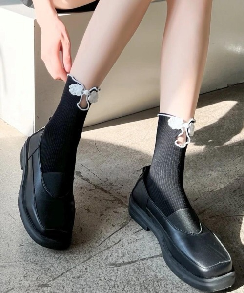 VIBGYOR(ヴィブジョー)の「【バーレスク】チャイナボタンスリットソックス(BQ)(ソックス/靴下・レディース・ホワイト/ブラック・FREE)」の5枚目の写真