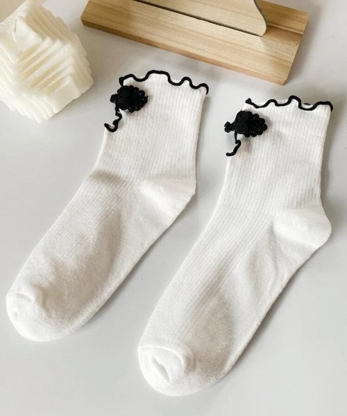 VIBGYOR(ヴィブジョー)の「【バーレスク】チャイナボタンスリットソックス(BQ)(ソックス/靴下・レディース・ホワイト/ブラック・FREE)」の6枚目の写真