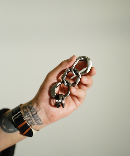 REVI CAST MADE(レヴィキャストメイド)の「REVI CAST MADE レビキャストメイド CONNECTING KEY RING キーリング(キーホルダー・メンズ・シルバー/ブラック・FREE)」の12枚目の写真
