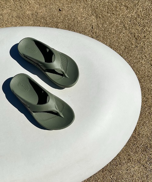 OOFOS（ウーフォス）の「[OOFOS/ウーフォス] OORIGINAL リカバリーサンダル（サンダル・レディース・ブラック/グレイッシュベージュ/オリーブ/グレー・5/7/6/4/9/8/10/3）」の4枚目の写真