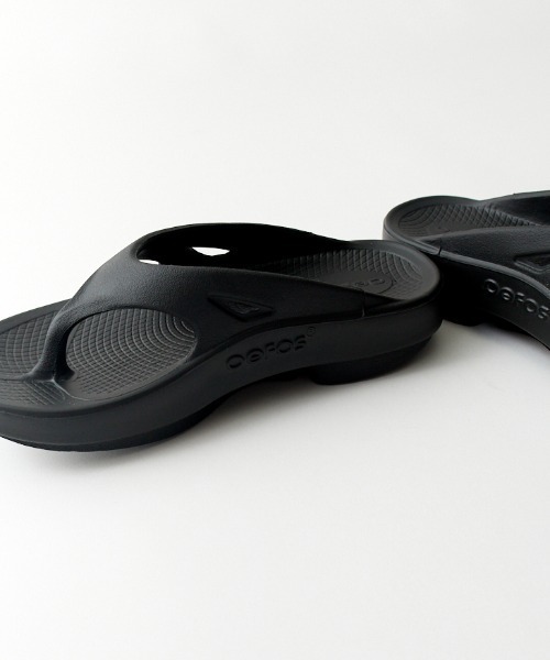 OOFOS（ウーフォス）の「[OOFOS/ウーフォス] OORIGINAL リカバリーサンダル（サンダル・レディース・ブラック/グレイッシュベージュ/オリーブ/グレー・5/7/6/4/9/8/10/3）」の10枚目の写真