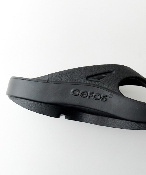 OOFOS（ウーフォス）の「[OOFOS/ウーフォス] OORIGINAL リカバリーサンダル（サンダル・レディース・ブラック/グレイッシュベージュ/オリーブ/グレー・5/7/6/4/9/8/10/3）」の6枚目の写真