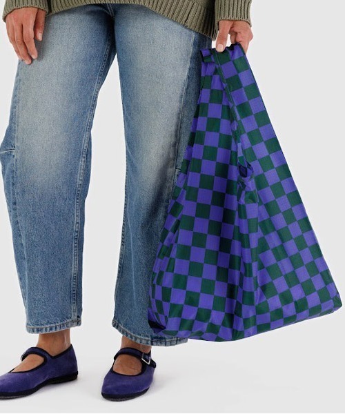 BAGGU（バグー）の「BAGGU Standard Bag（エコバッグ/サブバッグ・レディース・オレンジ系その他/グリーン×ピンク/レモンイエロー/ピンク系その他/モスグリーン/ピンク系その他2/ピンク系その他3/ピンク/ダークカーキ/ブルー系1/ブラック×ホワイト/ネイビー×ホワイト/グリーン系その他/ブルー系その他/ホワイト系その他/イエロー/ピンク系その他4・FREE）」の8枚目の写真