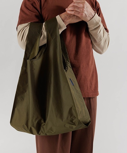 BAGGU（バグー）の「BAGGU Standard Bag（エコバッグ/サブバッグ・レディース・オレンジ系その他/グリーン×ピンク/レモンイエロー/ピンク系その他/モスグリーン/ピンク系その他2/ピンク系その他3/ピンク/ダークカーキ/ブルー系1/ブラック×ホワイト/ネイビー×ホワイト/グリーン系その他/ブルー系その他/ホワイト系その他/イエロー/ピンク系その他4・FREE）」の6枚目の写真