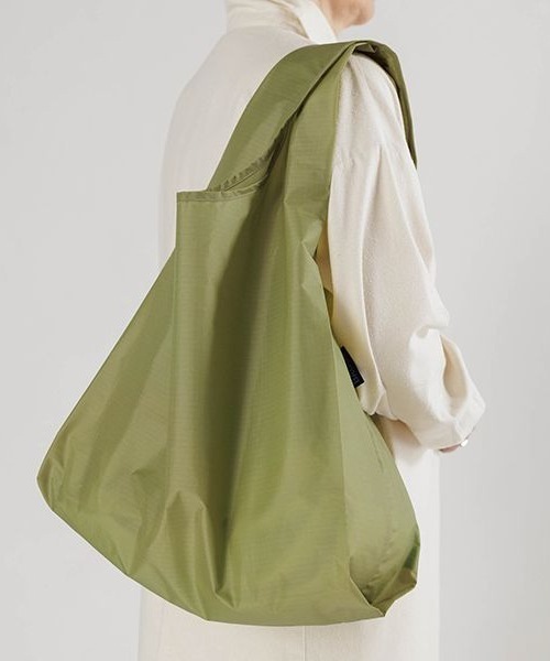 BAGGU（バグー）の「BAGGU Standard Bag（エコバッグ/サブバッグ・レディース・オレンジ系その他/グリーン×ピンク/レモンイエロー/ピンク系その他/モスグリーン/ピンク系その他2/ピンク系その他3/ピンク/ダークカーキ/ブルー系1/ブラック×ホワイト/ネイビー×ホワイト/グリーン系その他/ブルー系その他/ホワイト系その他/イエロー/ピンク系その他4・FREE）」の4枚目の写真