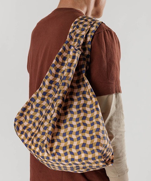 BAGGU（バグー）の「BAGGU Standard Bag（エコバッグ/サブバッグ・レディース・オレンジ系その他/グリーン×ピンク/レモンイエロー/ピンク系その他/モスグリーン/ピンク系その他2/ピンク系その他3/ピンク/ダークカーキ/ブルー系1/ブラック×ホワイト/ネイビー×ホワイト/グリーン系その他/ブルー系その他/ホワイト系その他/イエロー/ピンク系その他4・FREE）」の15枚目の写真