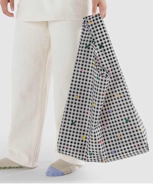 BAGGU（バグー）の「BAGGU Standard Bag（エコバッグ/サブバッグ・レディース・オレンジ系その他/グリーン×ピンク/レモンイエロー/ピンク系その他/モスグリーン/ピンク系その他2/ピンク系その他3/ピンク/ダークカーキ/ブルー系1/ブラック×ホワイト/ネイビー×ホワイト/グリーン系その他/ブルー系その他/ホワイト系その他/イエロー/ピンク系その他4・FREE）」の20枚目の写真