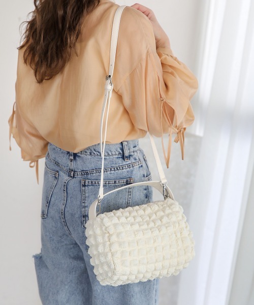 Bab(バブ)の「ぽこぽこショルダーバッグ(ショルダーバッグ・レディース・アイボリー/ブラック・ONESIZE)」の1枚目の写真