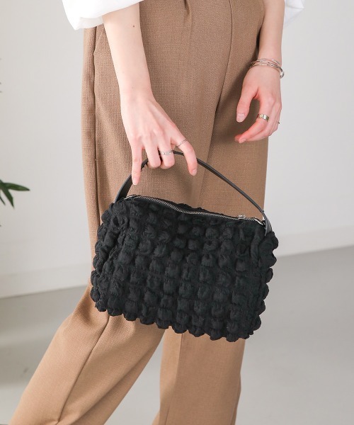 Bab(バブ)の「ぽこぽこショルダーバッグ(ショルダーバッグ・レディース・アイボリー/ブラック・ONESIZE)」の10枚目の写真