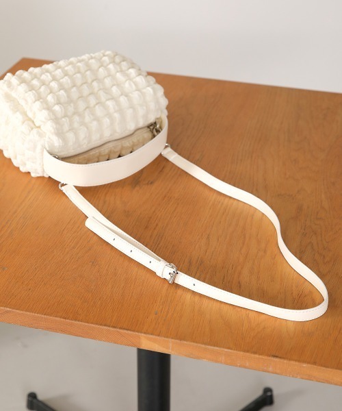 Bab(バブ)の「ぽこぽこショルダーバッグ(ショルダーバッグ・レディース・アイボリー/ブラック・ONESIZE)」の15枚目の写真